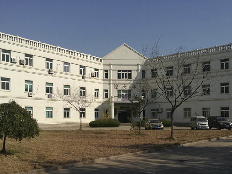 煙臺金針塔鐘公司廠家研發(fā)專家，歷時兩年于2018年，在此研發(fā)出新一代塔鐘控制系統(tǒng)，——公司成長歷程之研發(fā)