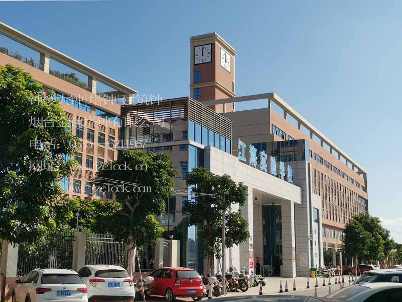 學(xué)校綜合樓樓頂上的3.6米大鐘，由塔鐘廠(chǎng)家-煙臺(tái)金針?biāo)姽旧a(chǎn)制造安裝